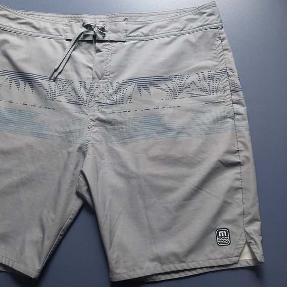 Travis Mathew Board Shorts Size 40 - Picture 2 of 14